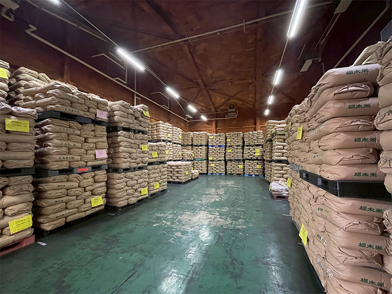 玄米が並ぶ倉庫