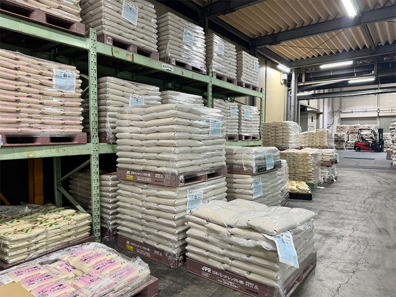 全国各地の米が並ぶ倉庫