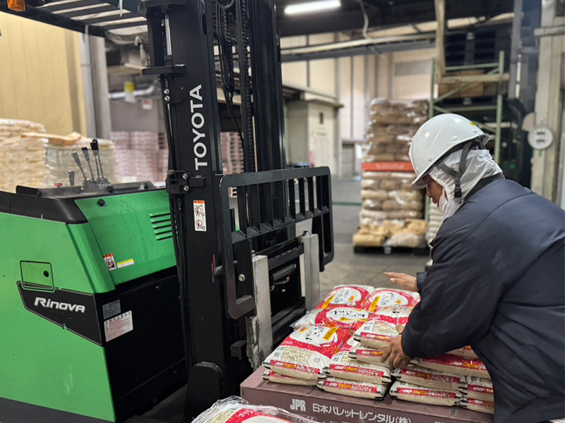 パレットに乗るあきたこまち