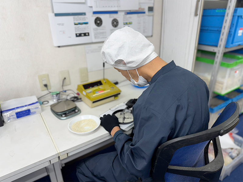 米の確認をする様子