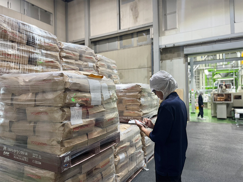 米製品の管理をする様子